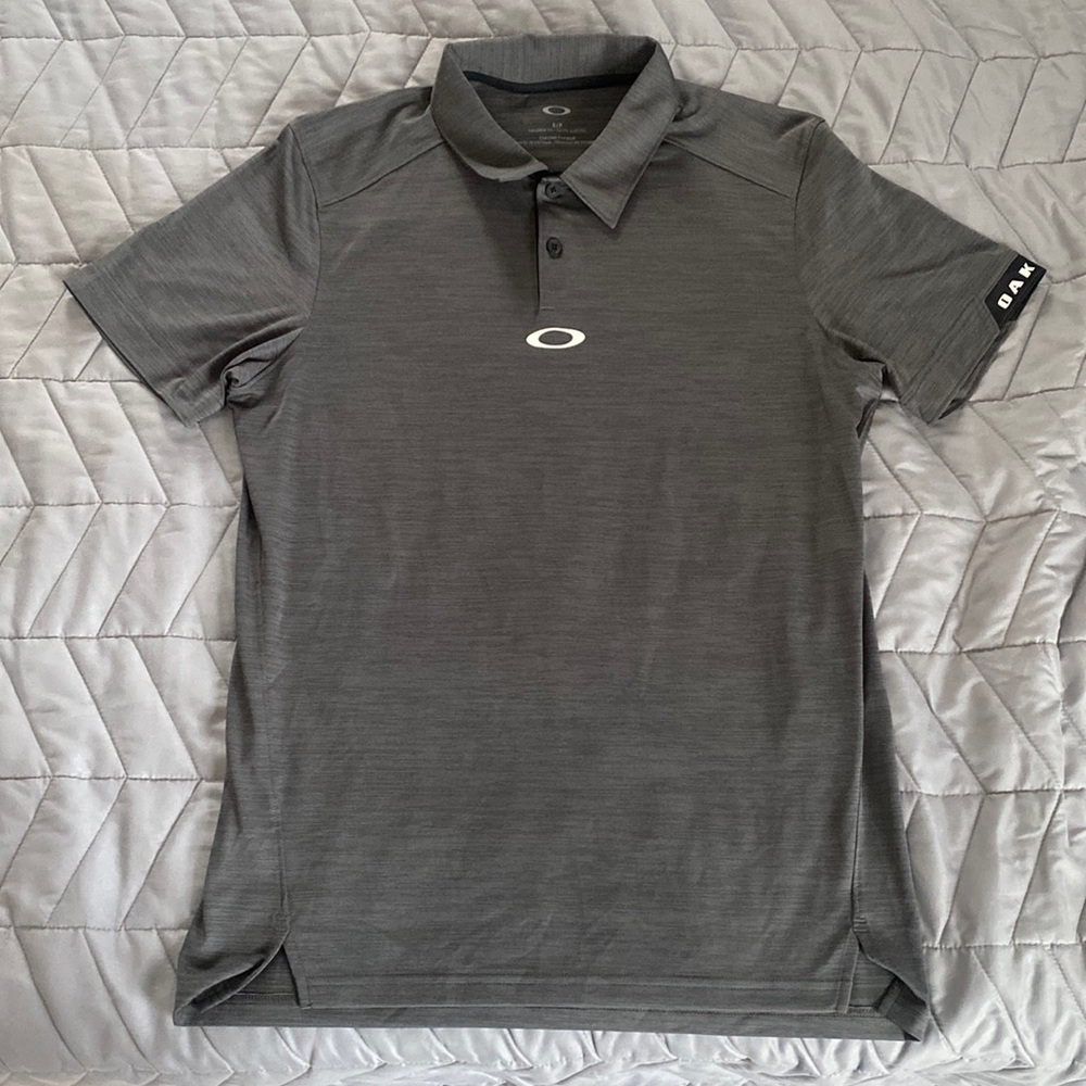 Men’s Oakley golf shirt